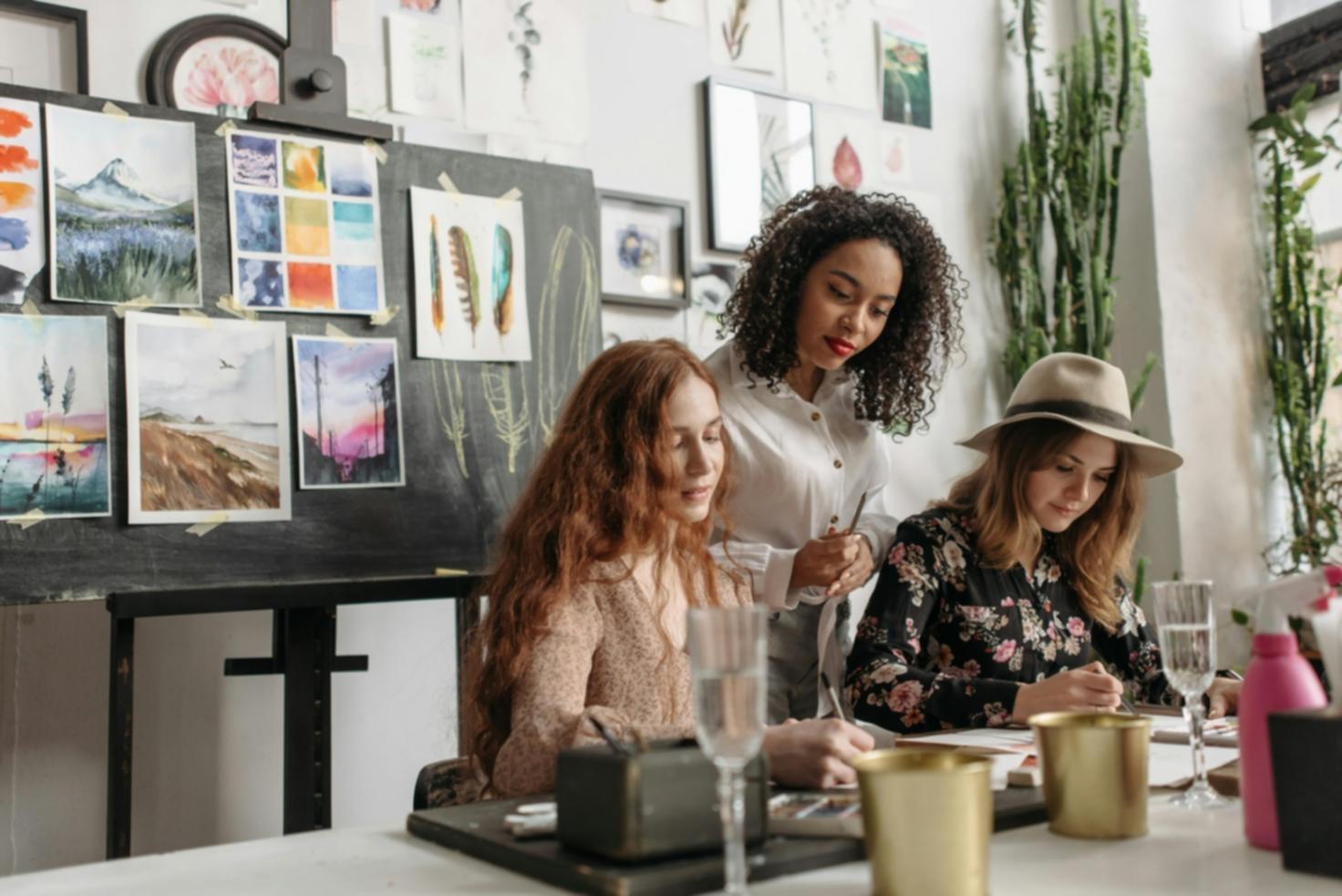 Zeichenübung in Aktion - Kursteilnehmer beim praktischen Arbeiten
