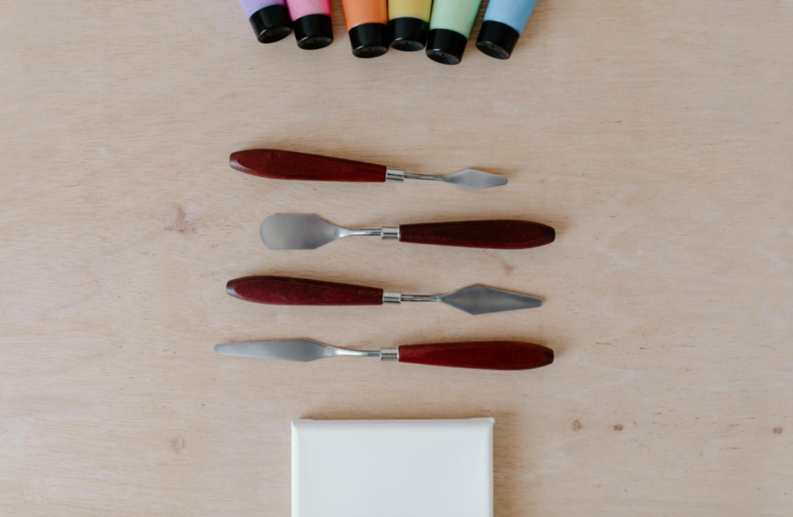 Zeichenutensilien und Skizzen auf einem Arbeitstisch